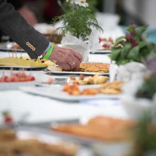 Im Anschluss wurde auf dem Gelände des Montessori-Zentrums mit Buffet und Getränken gefeiert