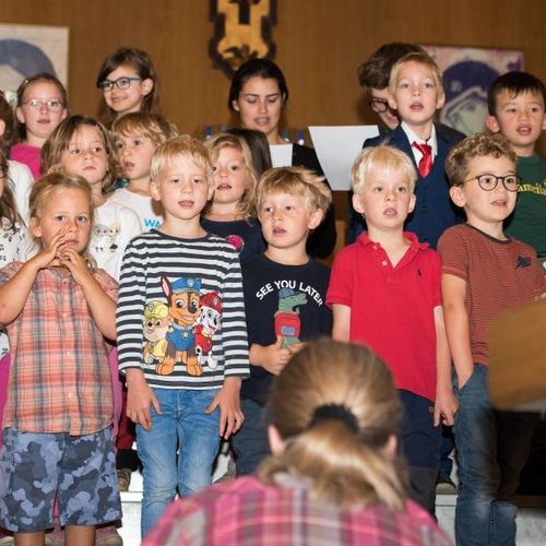 Die Kinderhauskinder singen das "Mutmachlied"